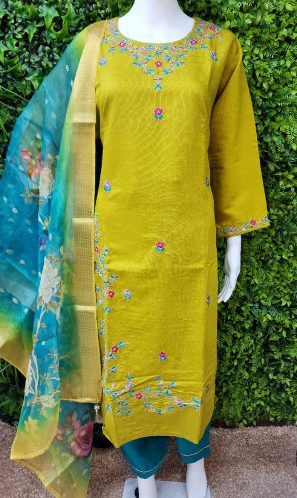 Plussize Vatican Partywear